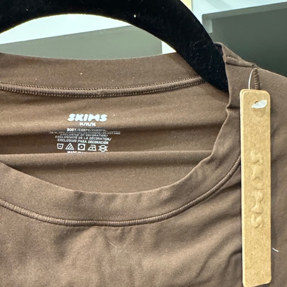 SKIMS Chocolate Long Sleeve Tee - Picture 2 of 2
